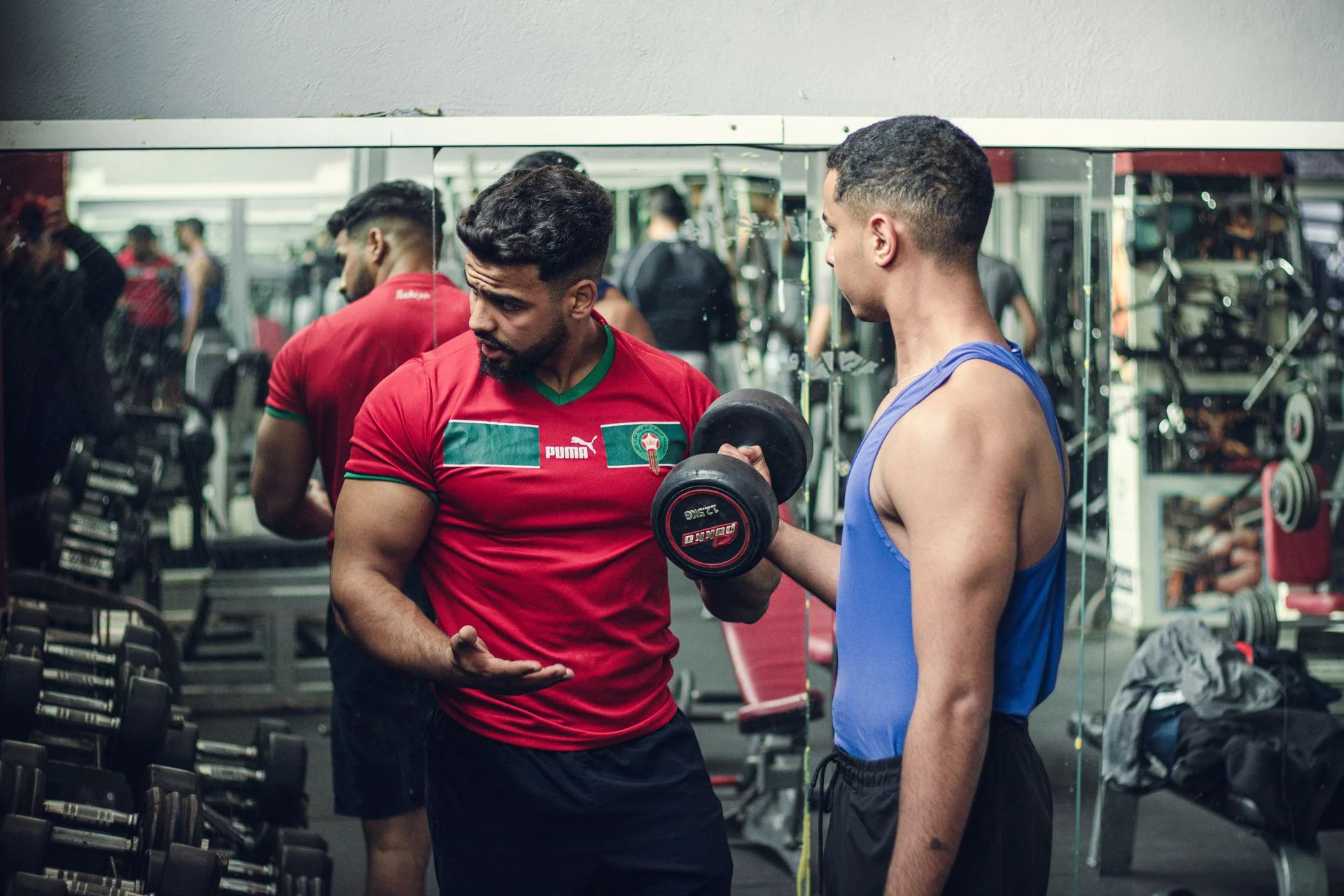 Coach sportif accompagnant un client pendant une séance